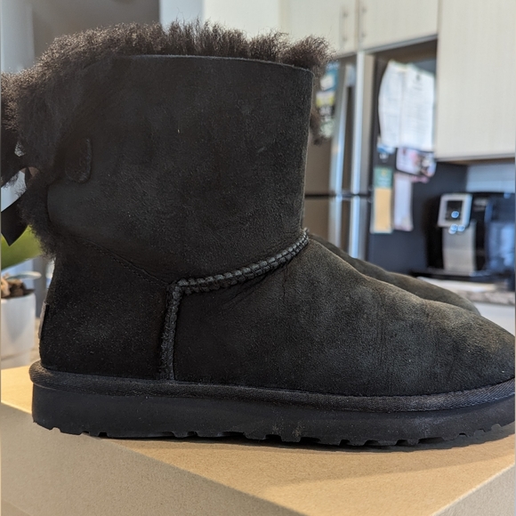 UGG Mini Bailey Bow - Size 8 - Black - Worn Twice - Picture 2 of 5